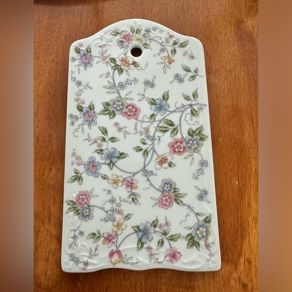 ANDREA BY SADEK Porcelain CORONA Cheese Cutting Board and Plate set - Picture 3 of 8